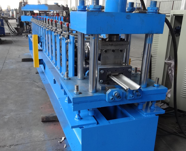 定制卷閘門簾片成型機