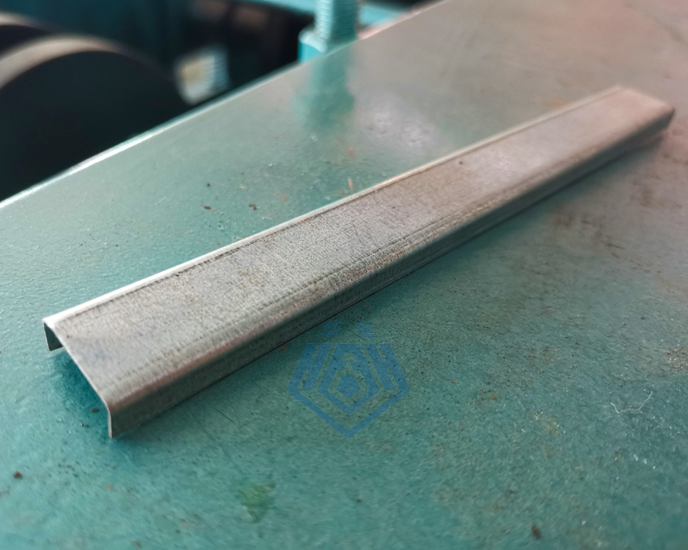 U型槽包邊條機器